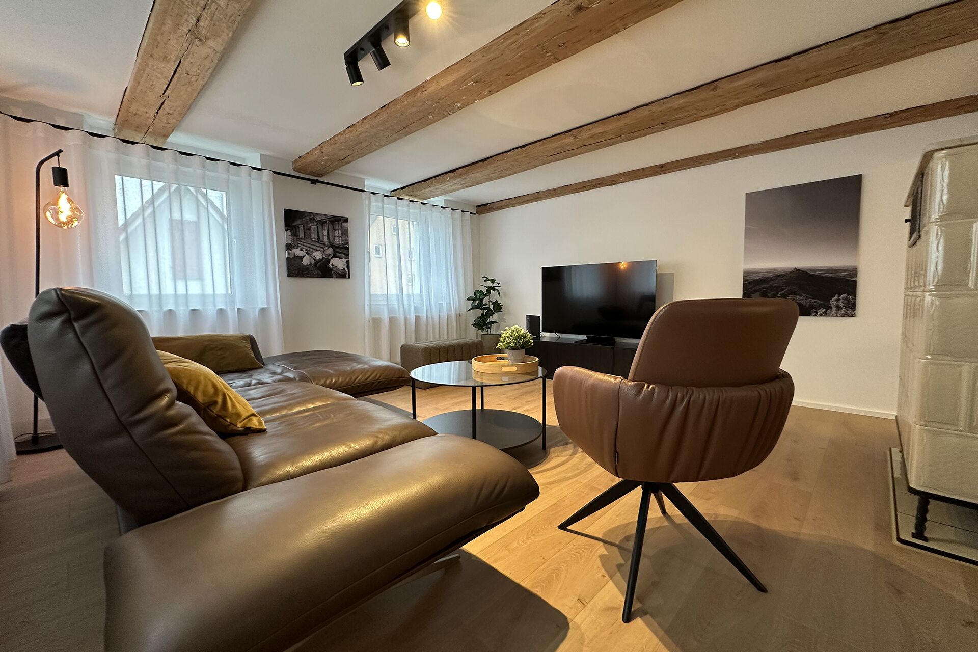 Wohnzimmer im Ferienhaus Balgheim Donaubergland mit Kachelofen und Sofa