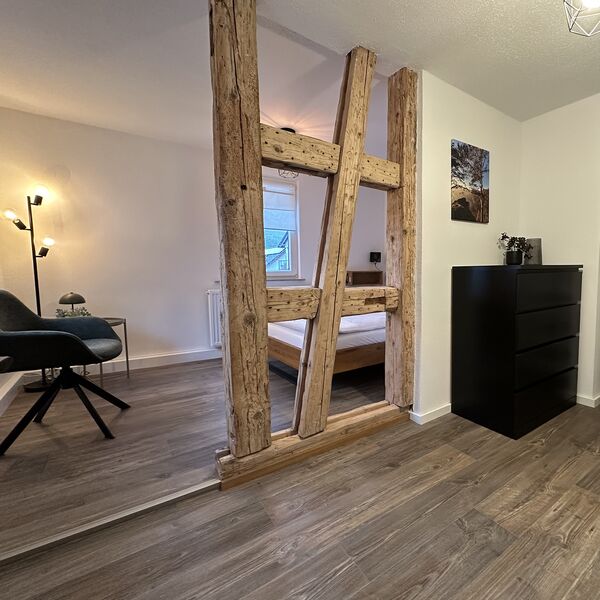 Schlafzimmer mit historischem Fachwerk im Ferienhaus 1850 in Balgheim