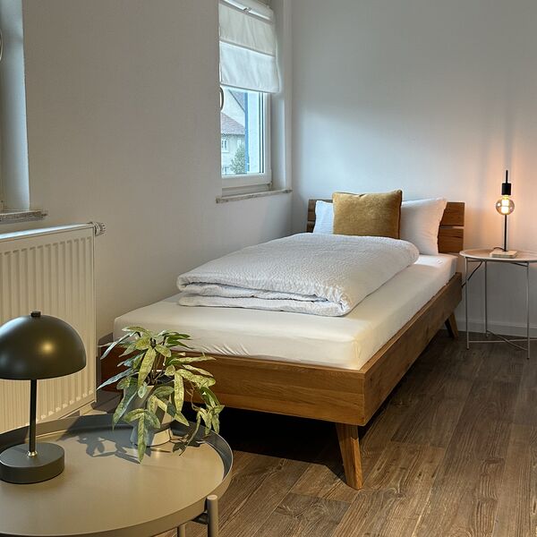 Schlafzimmer mit zwei Einzelbetten im Ferienhaus 1850 in Balgheim im Donaubergland