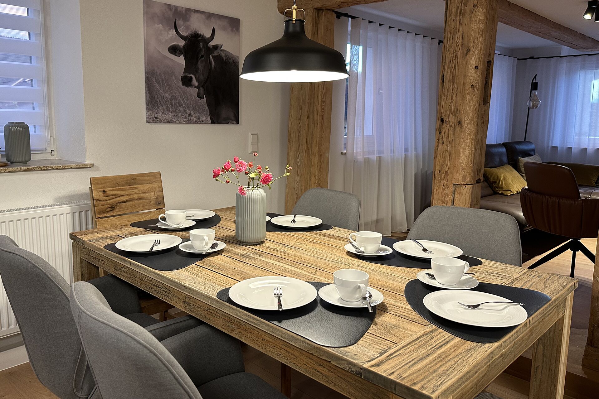 Essbereich im Ferienhaus in Balgheim bei Tuttlingen mit großem Esstisch für sechs Personen