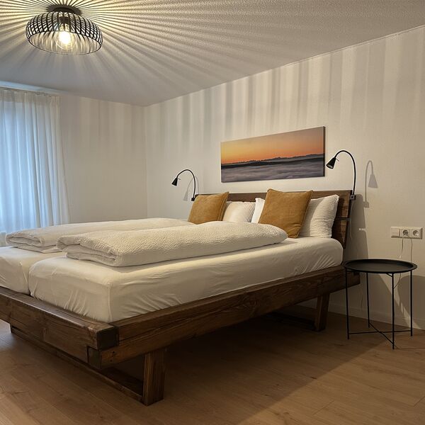 Gemütliches Schlafzimmer mit Doppelbett im Ferienhaus 1850 in Balgheim