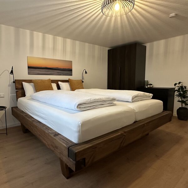 Großes Schlafzimmer mit Doppelbett im Ferienhaus 1850 in Balgheim