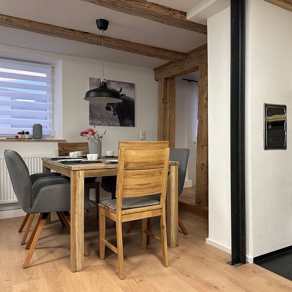 Essbereich mit Holzbalken im Ferienhaus 1850 in Balgheim im Donaubergland