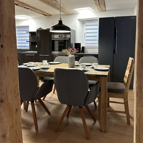 Essbereich im Ferienhaus in Balgheim mit großem Holztisch für sechs Personen