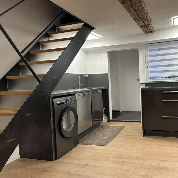 Küchenbereich im Ferienhaus Balgheim mit Waschmaschine und Geschirrspüler