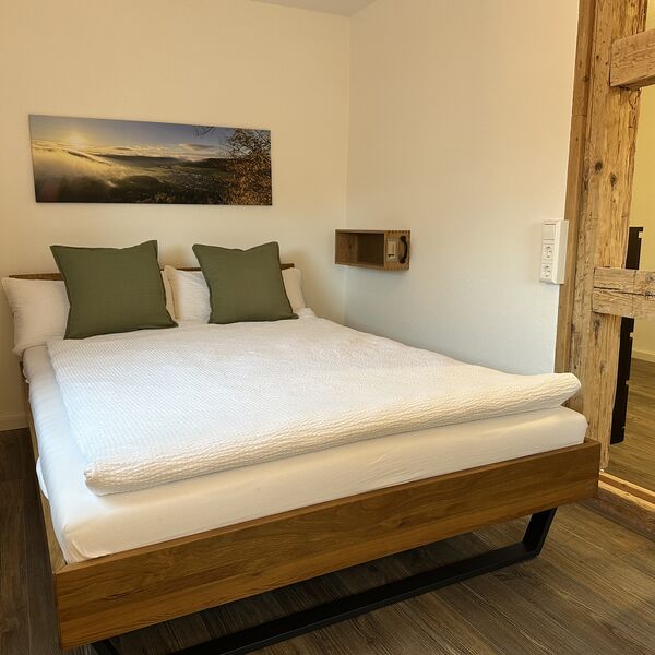 Schlafzimmer mit Doppelbett im Ferienhaus 1850 in Balgheim im Donaubergland