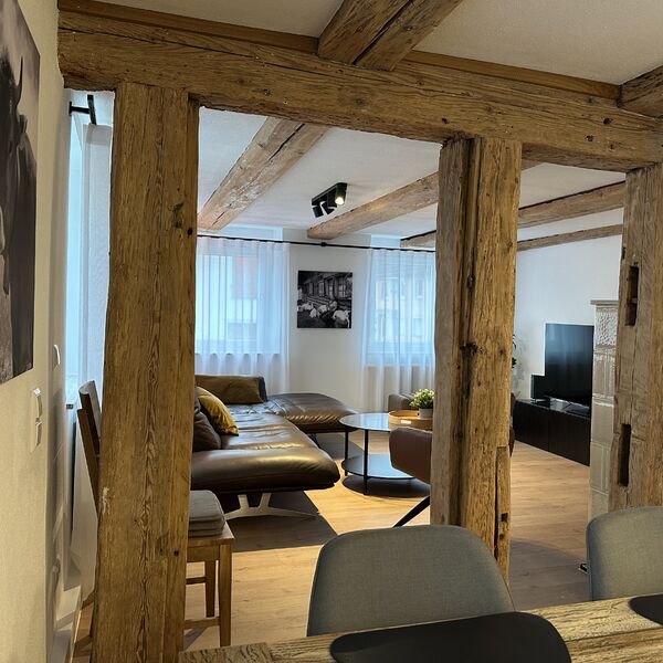 Wohnbereich mit historischen Holzbalken im Ferienhaus in Balgheim