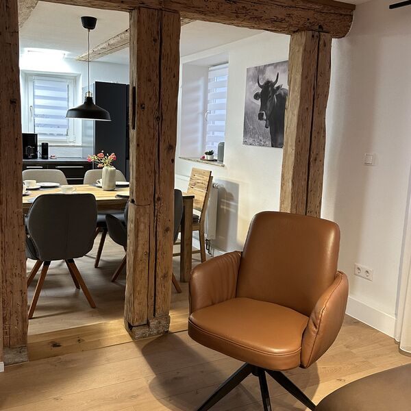 Wohnbereich mit Blick in den Essbereich im Ferienhaus 1850 in Balgheim