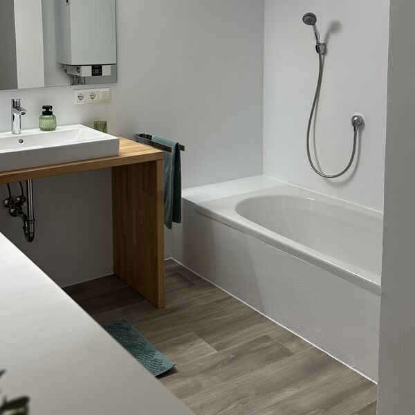 Badezimmer mit Badewanne im Ferienhaus 1850 in Balgheim